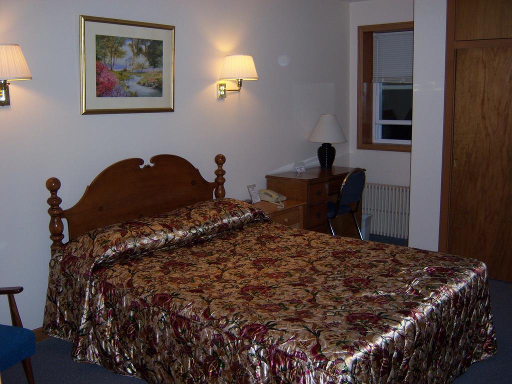 Travelers Inn Motel Eagle River Værelse billede