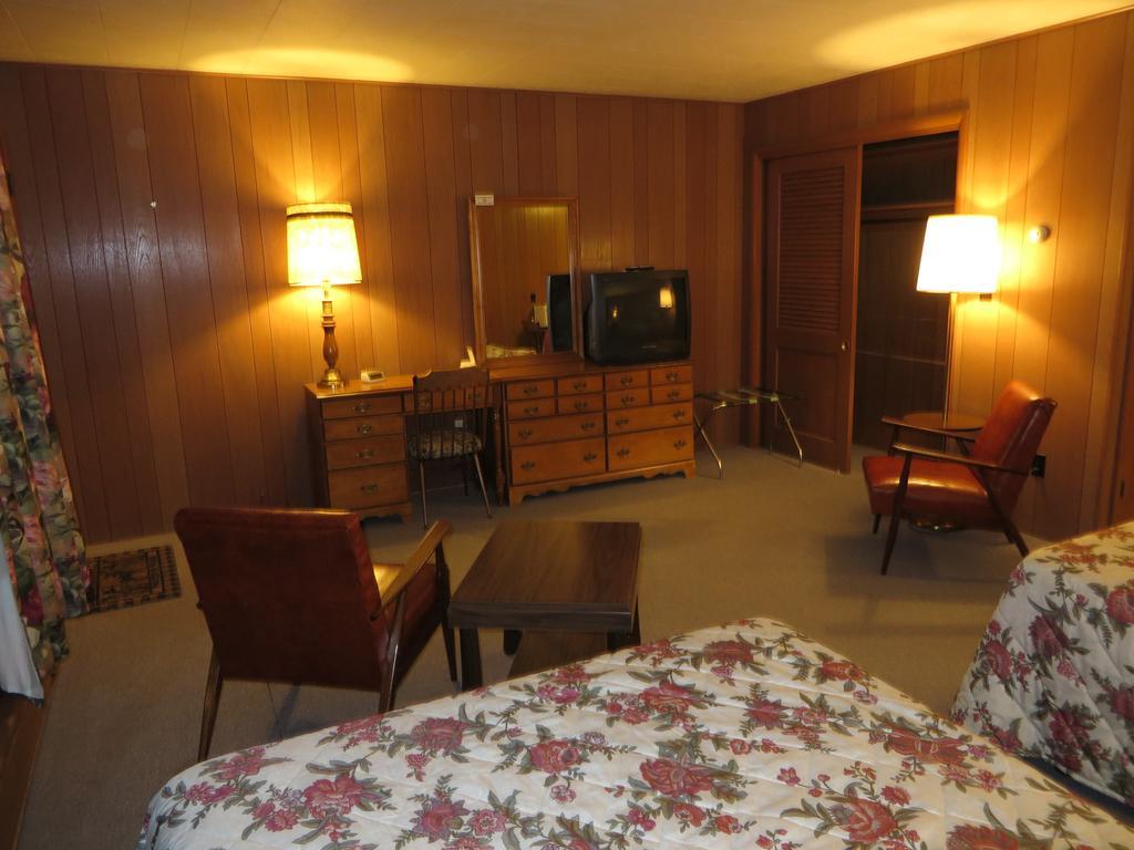 Travelers Inn Motel Eagle River Værelse billede