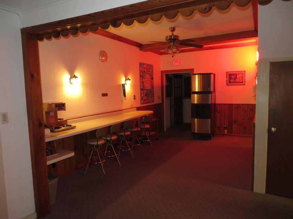 Travelers Inn Motel Eagle River Eksteriør billede