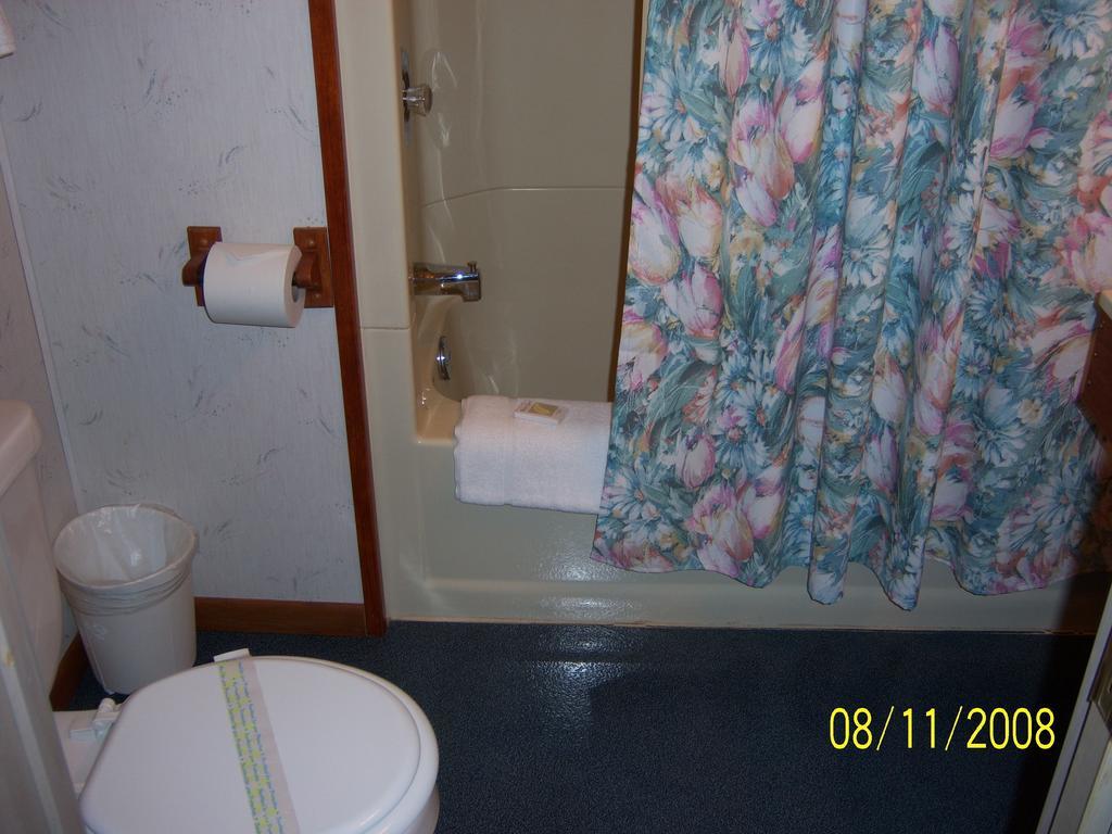 Travelers Inn Motel Eagle River Værelse billede